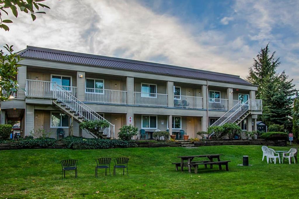 2160 king george highway